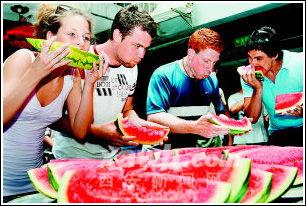 老外快速吃瓜,一秒吃遍全球瓜果