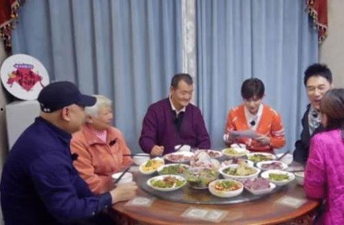 全家戴凳子吃瓜,共享夏日吃瓜时光